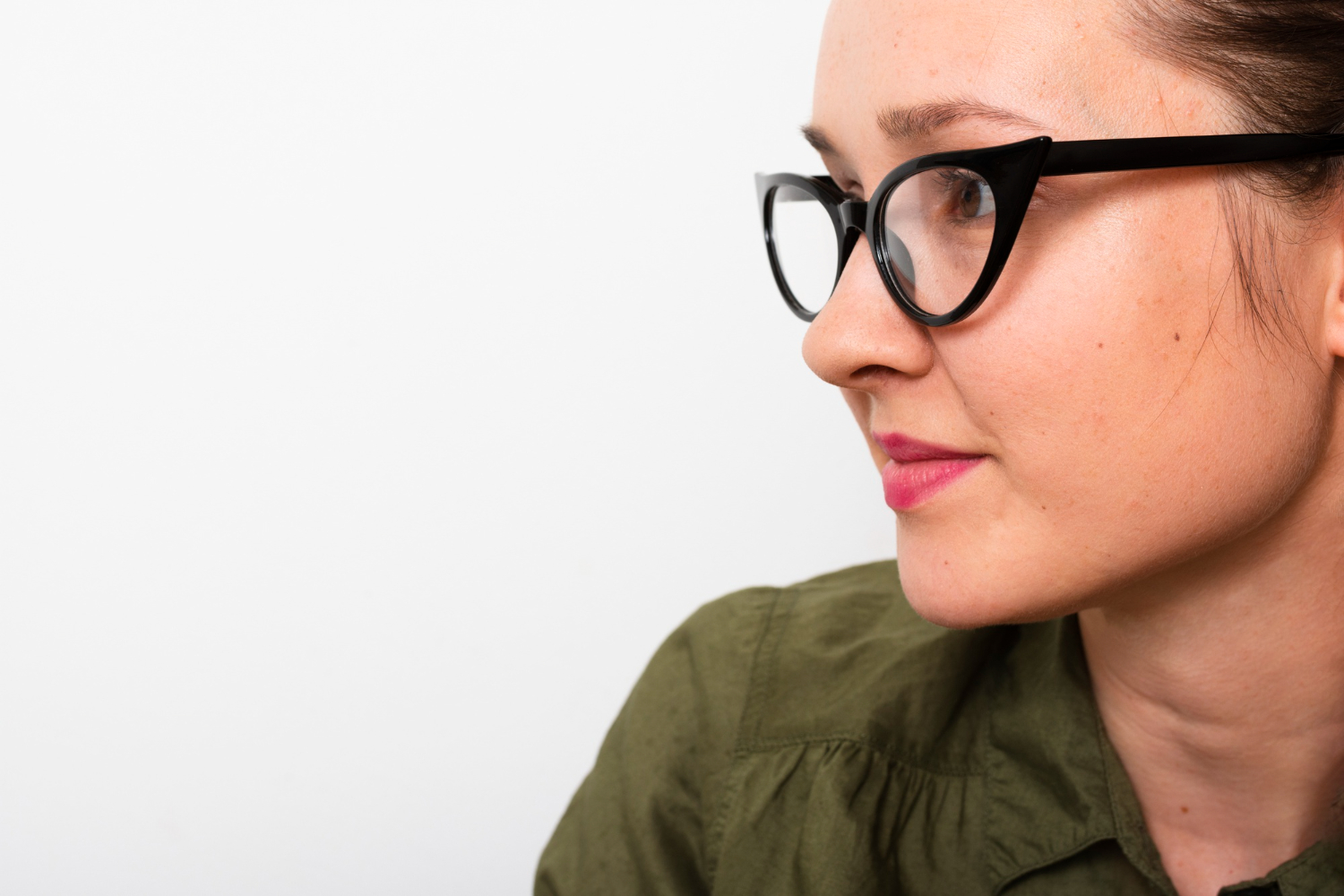 woman wearing eyeglass